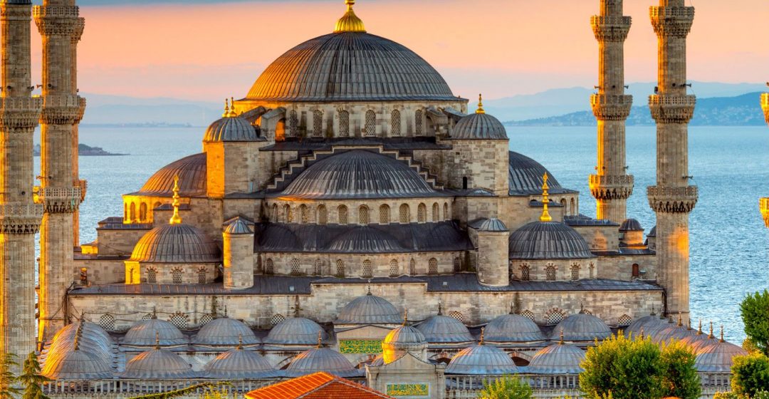 The stunning Blue Mosque at sunset, a must-see landmark during a luxury Türkiye travel experience.