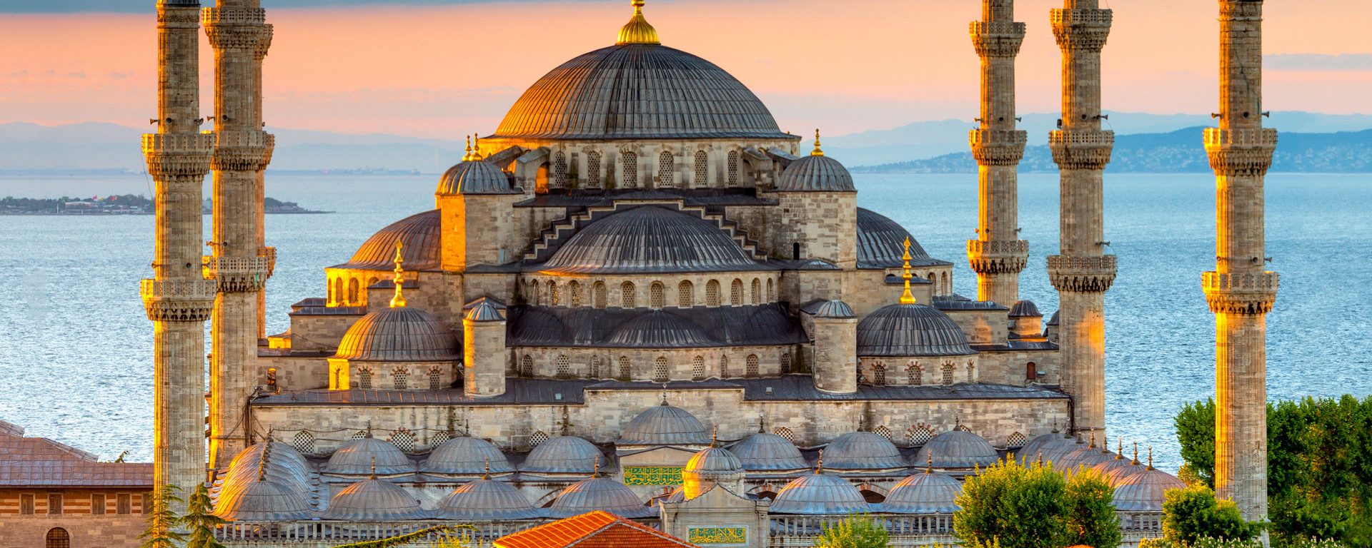 The stunning Blue Mosque at sunset, a must-see landmark during a luxury Türkiye travel experience.